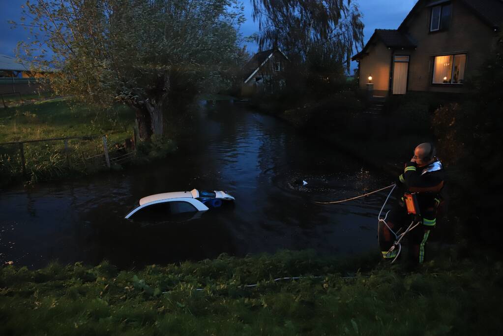 Automobiliste raakt van de weg belandt te water