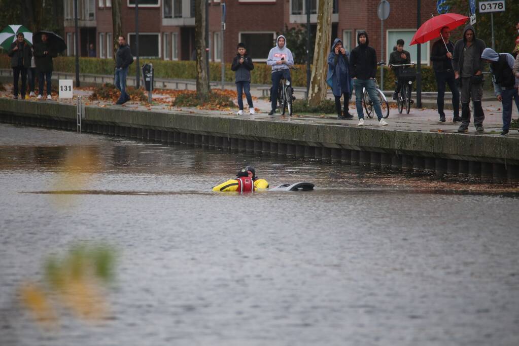 Auto belandt in het water, bestuurder overleden