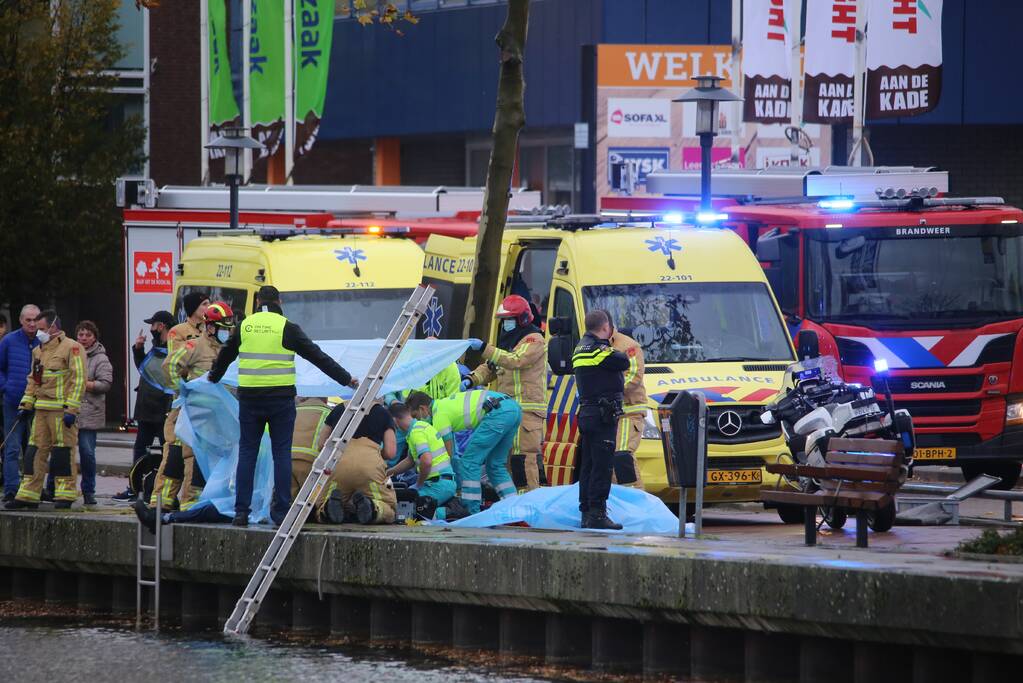 Auto belandt in het water, bestuurder overleden