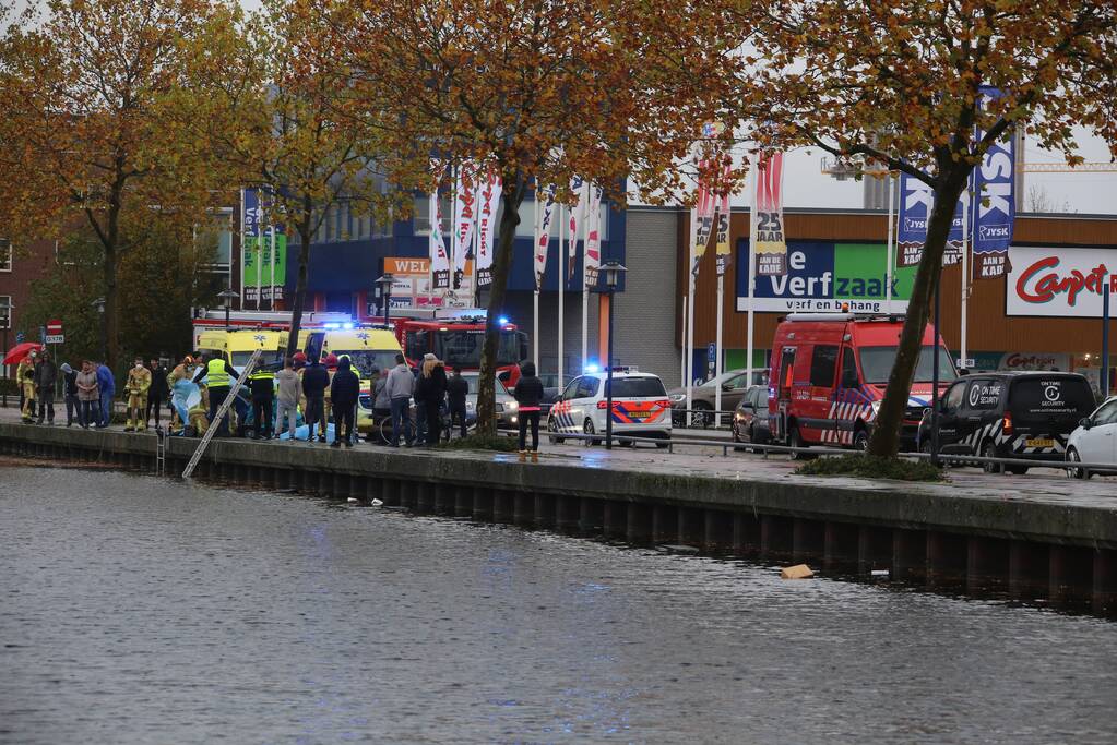 Auto belandt in het water, bestuurder overleden