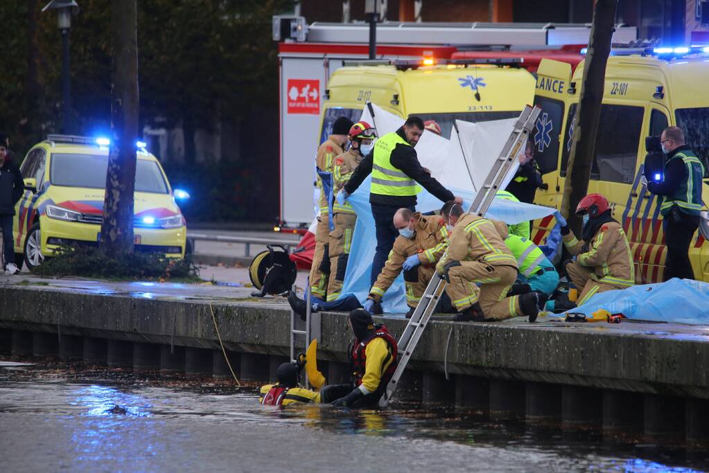 Auto belandt in het water, bestuurder overleden