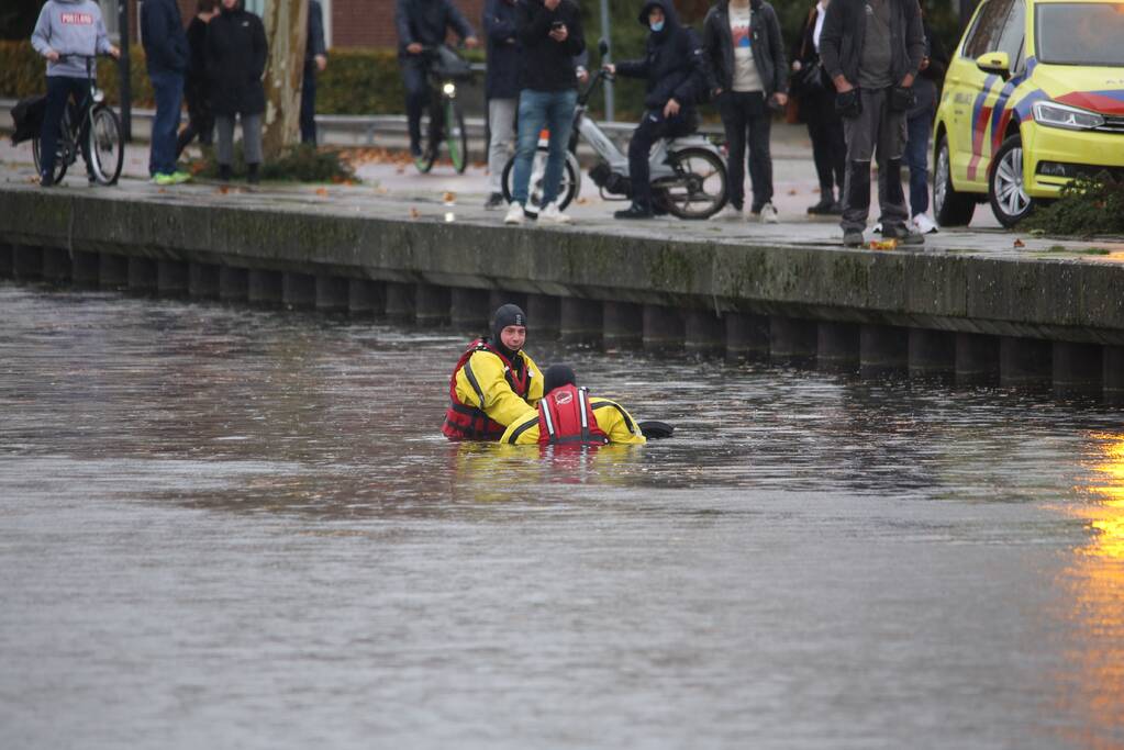 Auto belandt in het water, bestuurder overleden