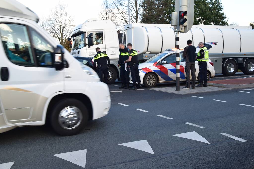 Politieauto klapt op personenauto