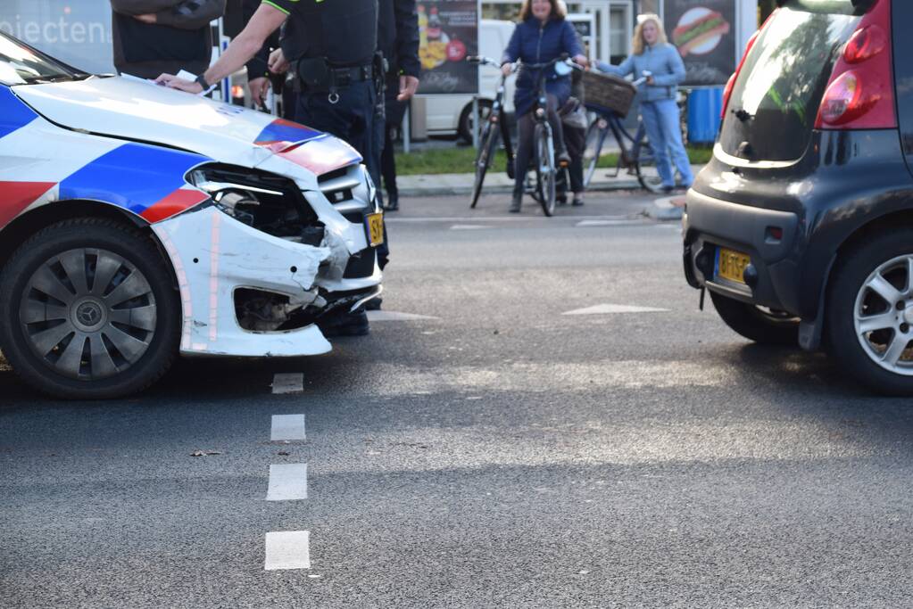 Politieauto klapt op personenauto