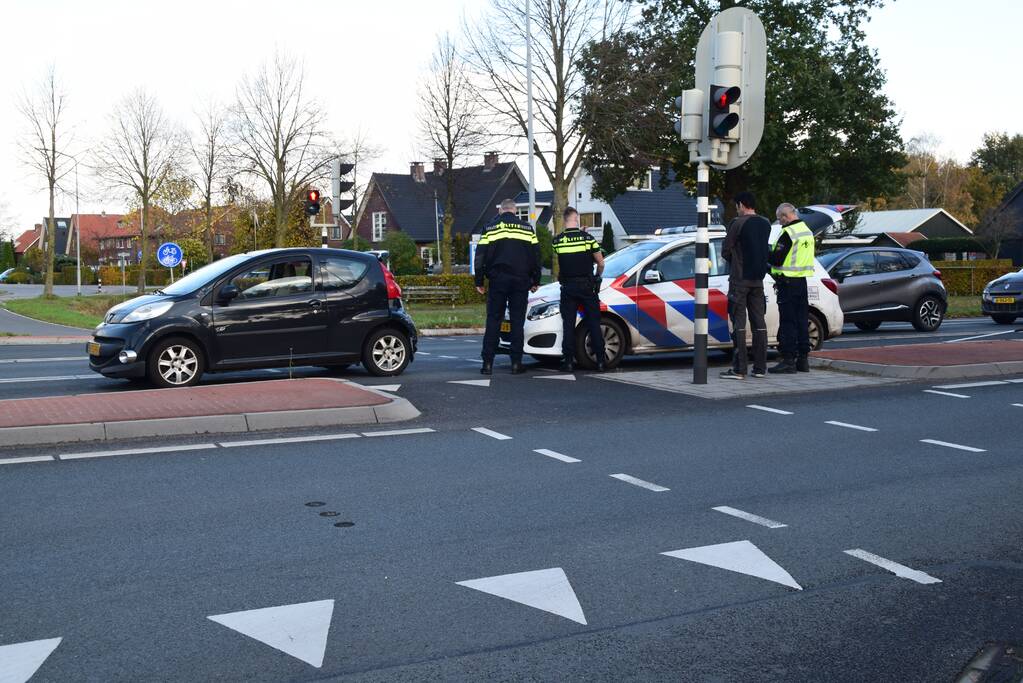 Politieauto klapt op personenauto