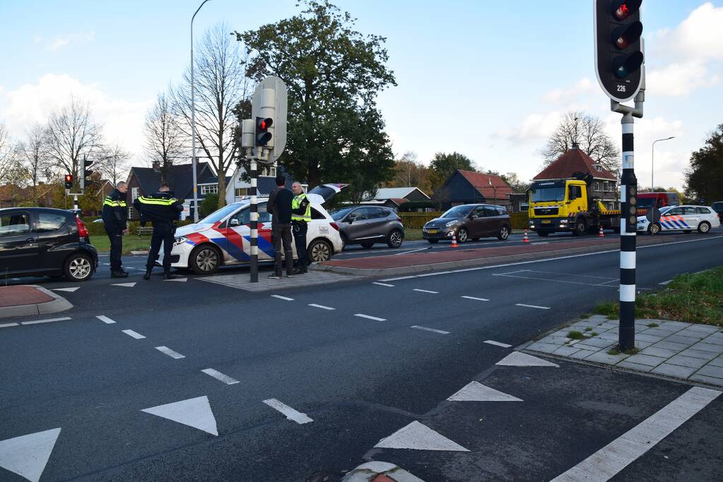 Politieauto klapt op personenauto