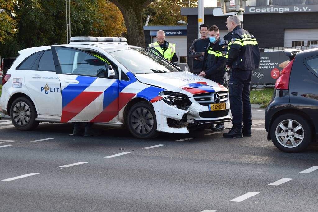 Politieauto klapt op personenauto