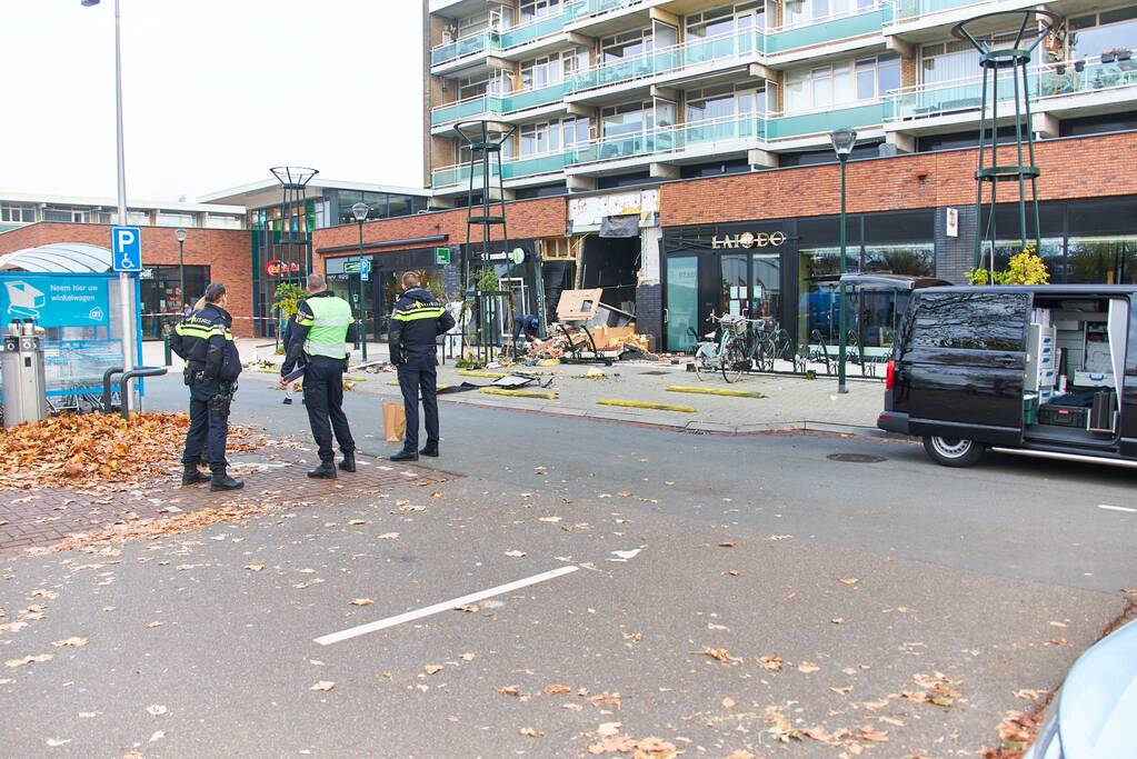 Ravage na plofkraak in het winkelcentrum