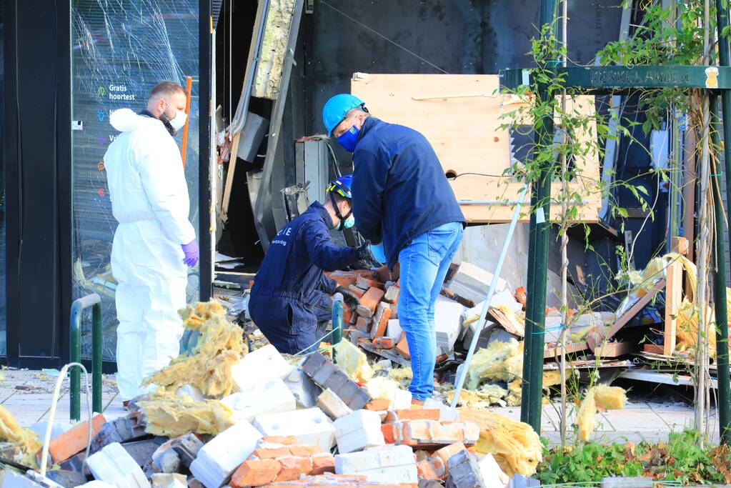 Ravage na plofkraak in het winkelcentrum