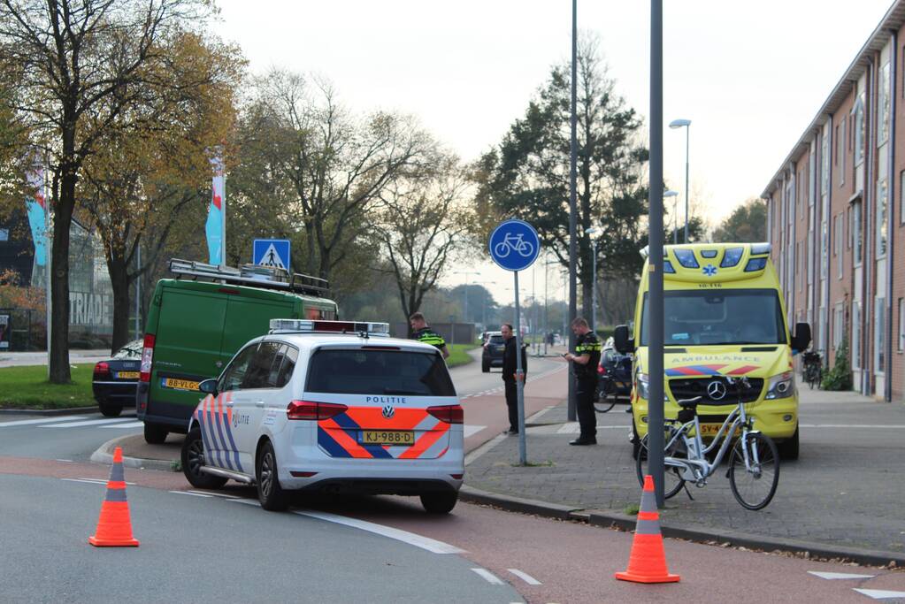 Fietsster op rotonden aangereden door bestelbus