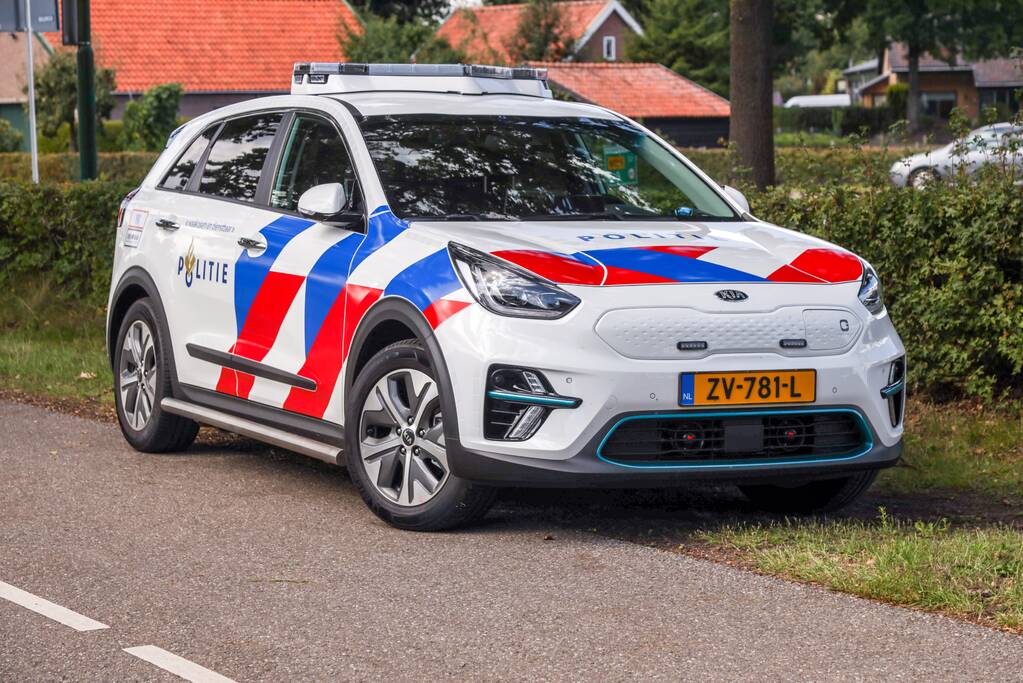 Automobilist rijdt tegen vrachtwagen