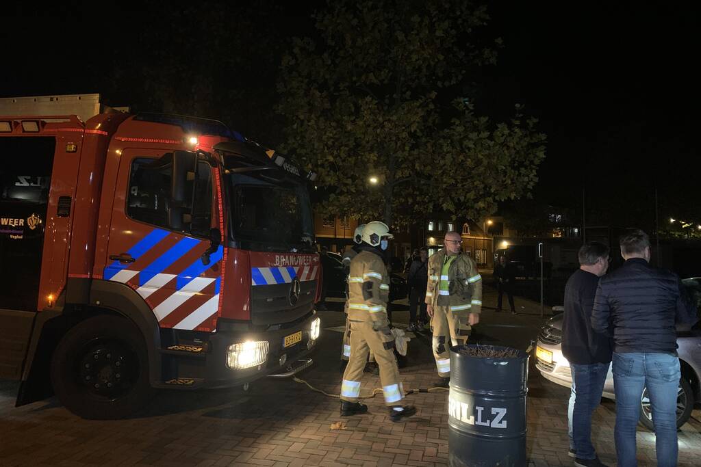 Auto rolt bijna van kade door vergeten handrem