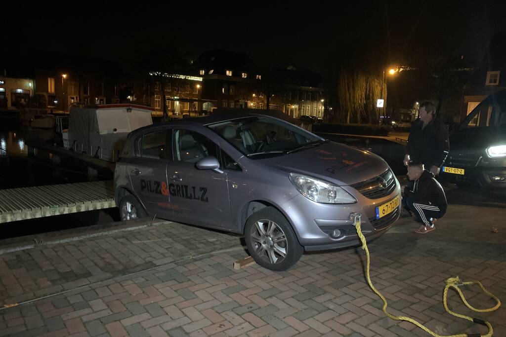 Auto rolt bijna van kade door vergeten handrem