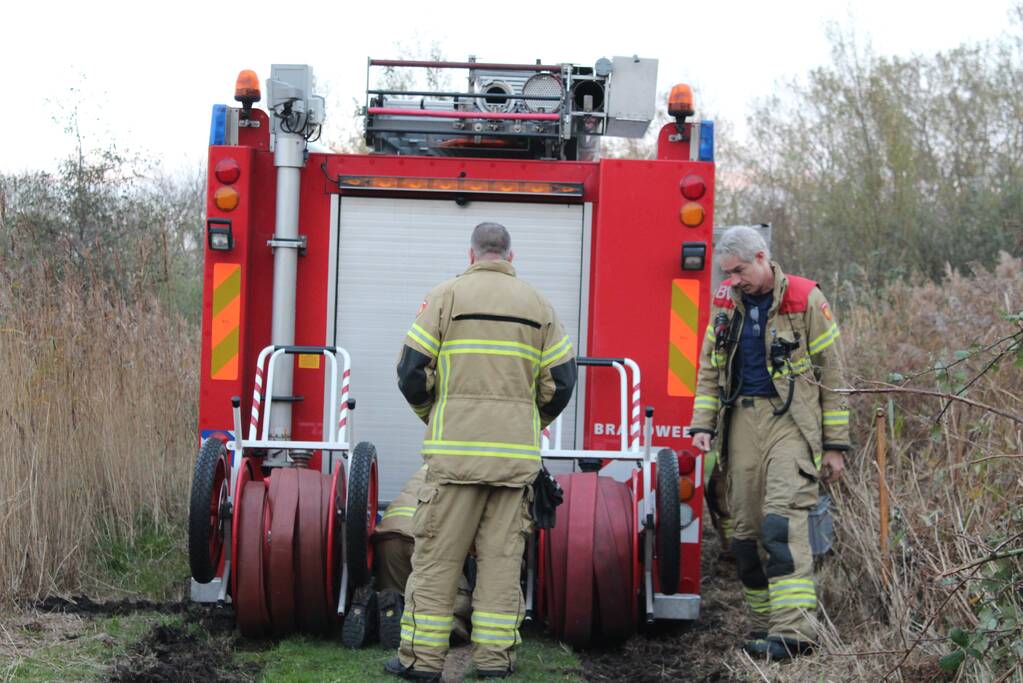 Brandweerwagen rijdt zich vast in modder in natuurgebied