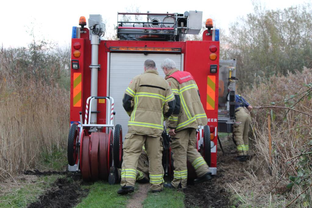 Brandweerwagen rijdt zich vast in modder in natuurgebied