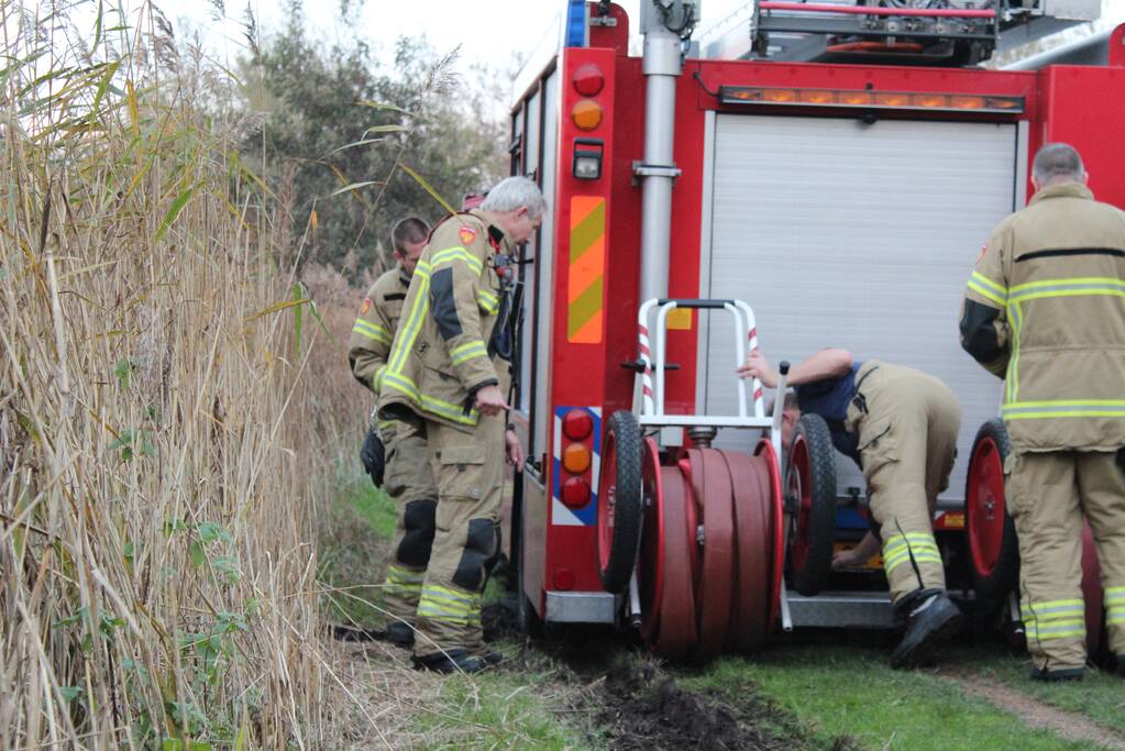 Brandweerwagen rijdt zich vast in modder in natuurgebied