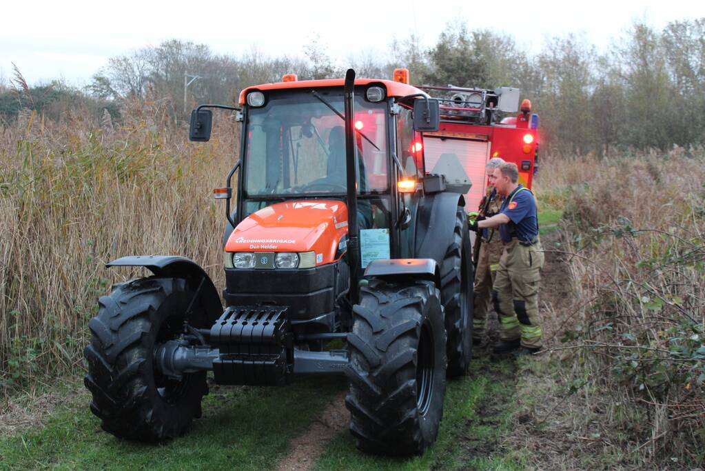 Brandweerwagen rijdt zich vast in modder in natuurgebied