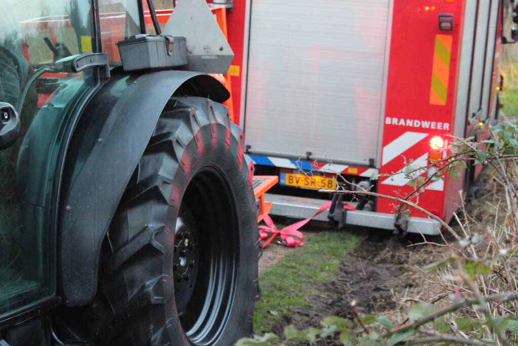 Brandweerwagen rijdt zich vast in modder in natuurgebied