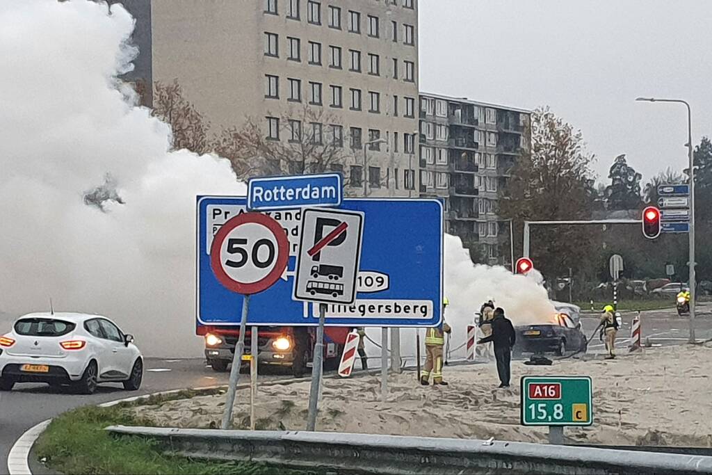 Personenauto brand af op afrit