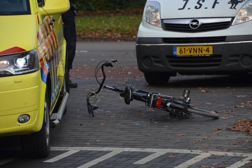 Fietsster gewond na aanrijding met bestelbus