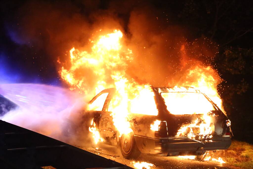 Autobrand slaat over naar struik