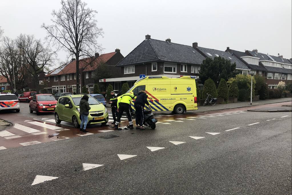 Automobilist ziet overstekende scooterrijder over het hoofd