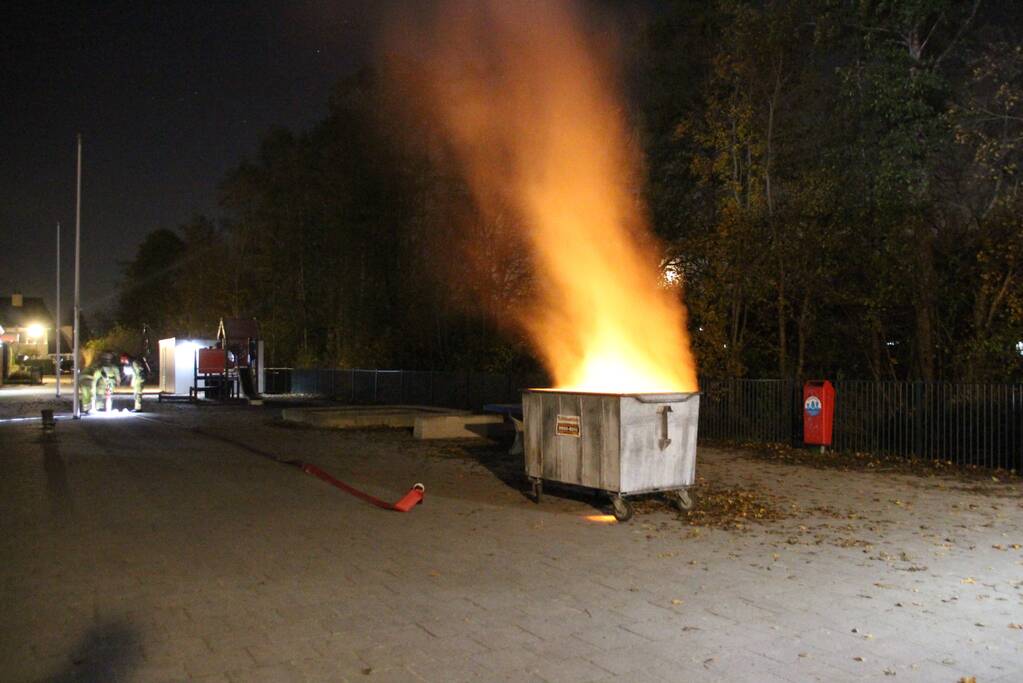 Brandweer blust brand in container