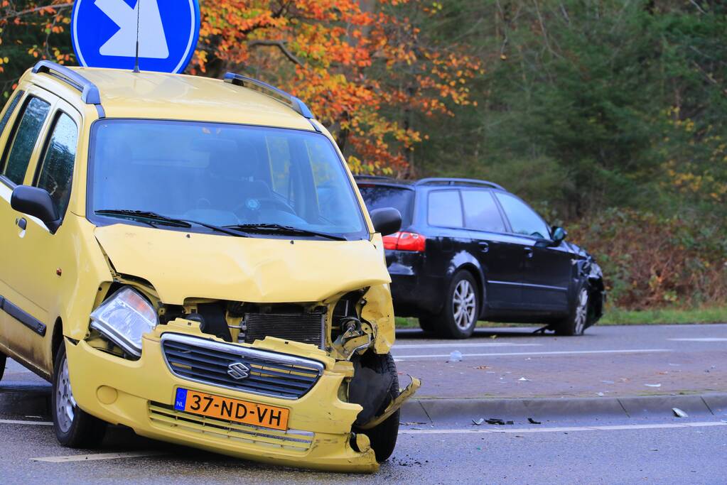 Twee auto's botsen op kruising