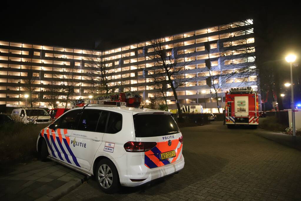 Grote uitslaande brand in wooncomplex