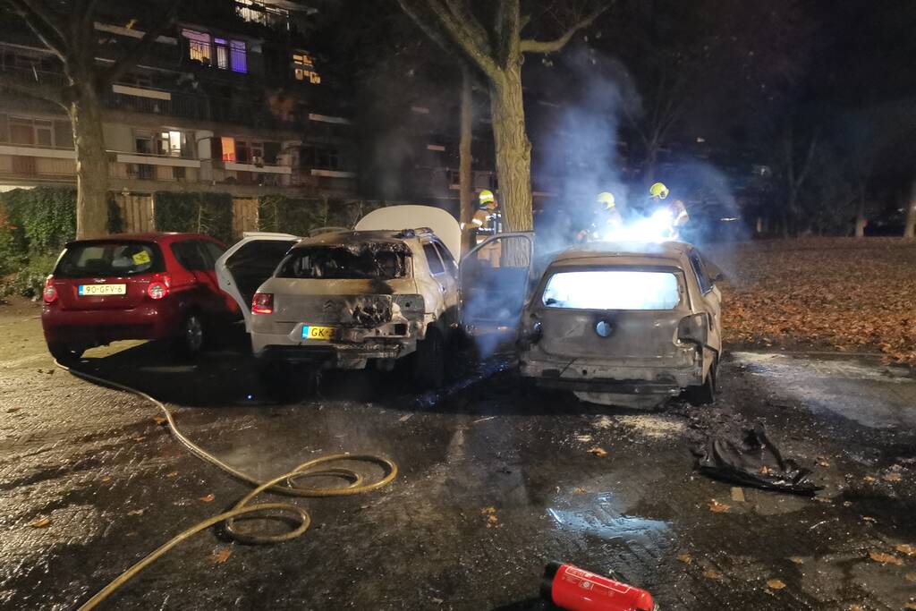 Twee auto's volledig uitgebrand in Veldhuizen