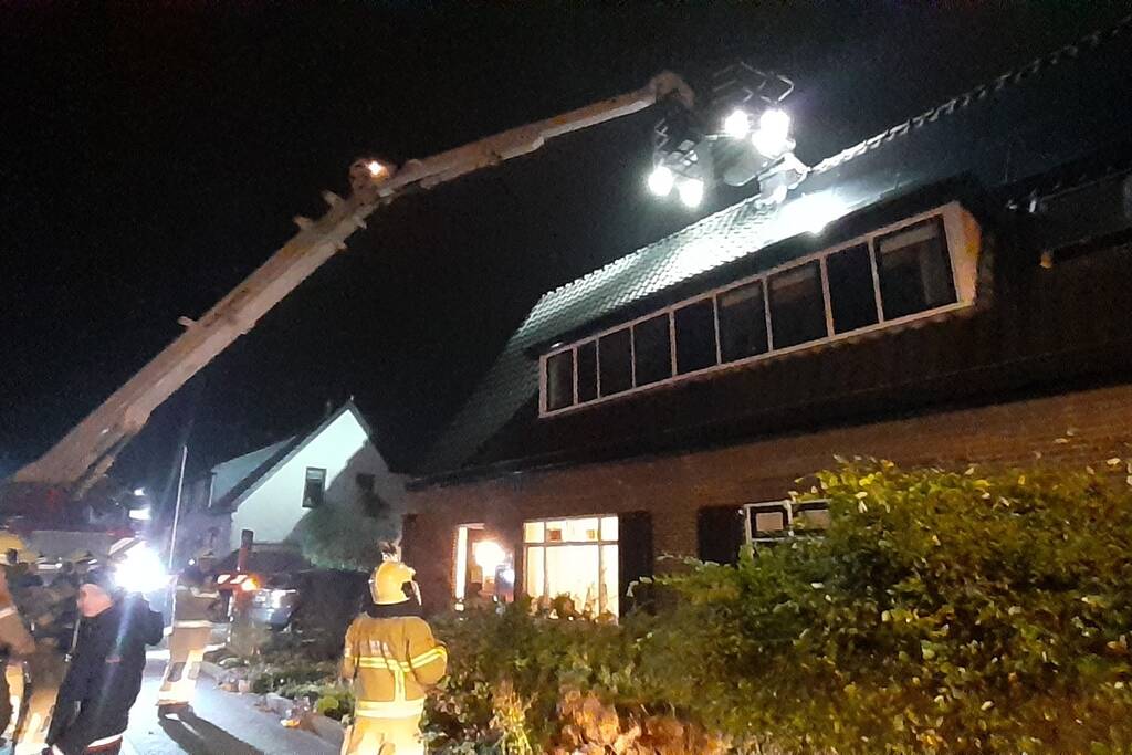 Brand in schoorsteen van woning