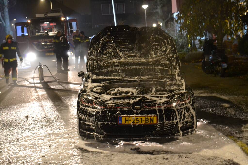 Geparkeerde auto brandt volledig uit