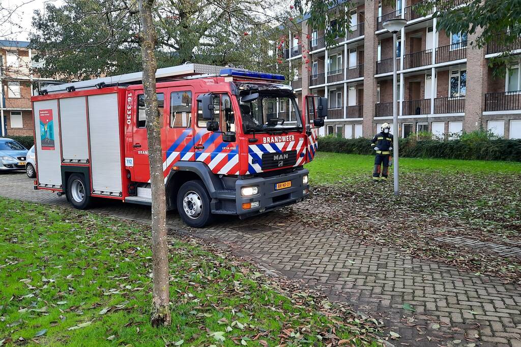 Meerdere personen ademen rioolontstopper in