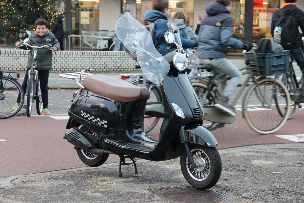 Twee scooters botsen voor winkelcentrum Schothorst