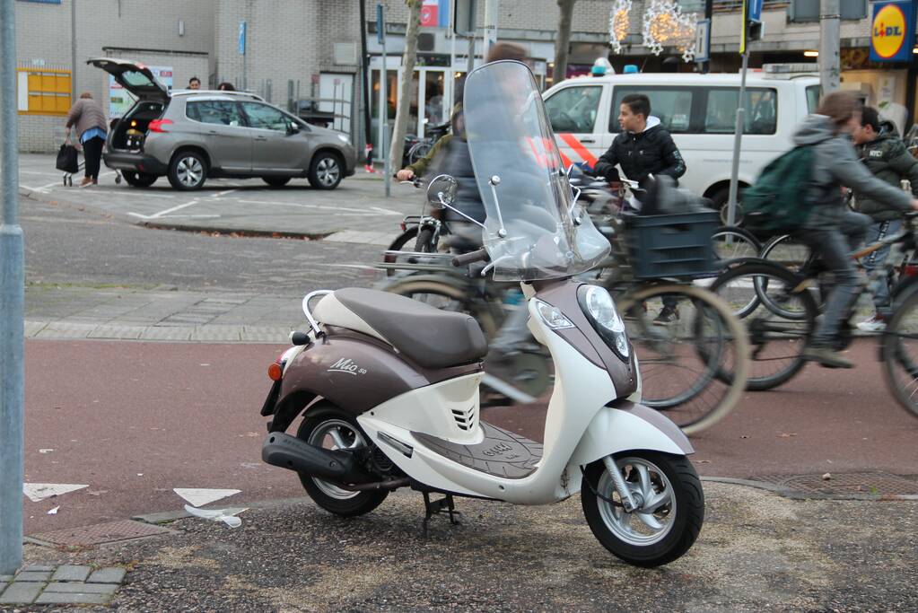 Twee scooters botsen voor winkelcentrum Schothorst