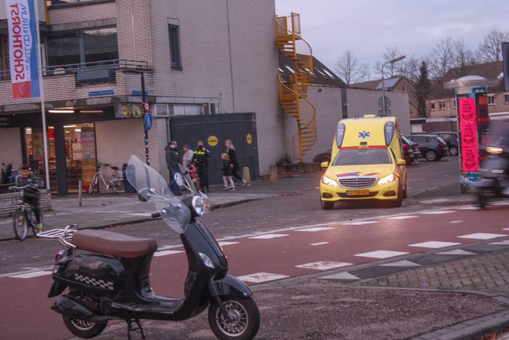 Twee scooters botsen voor winkelcentrum Schothorst