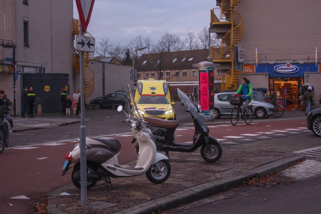 Twee scooters botsen voor winkelcentrum Schothorst