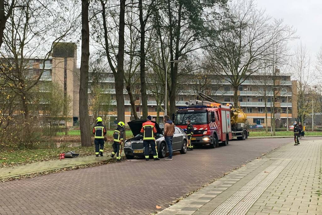 Brand na bijvullen olietank auto