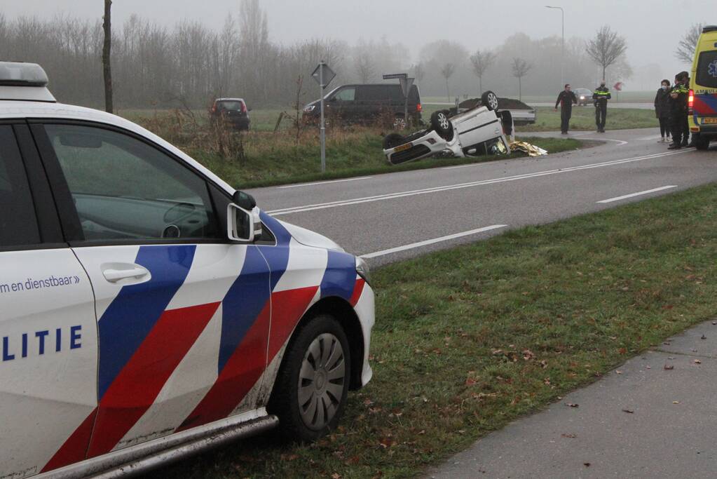 Auto slaat over de kop op kruising