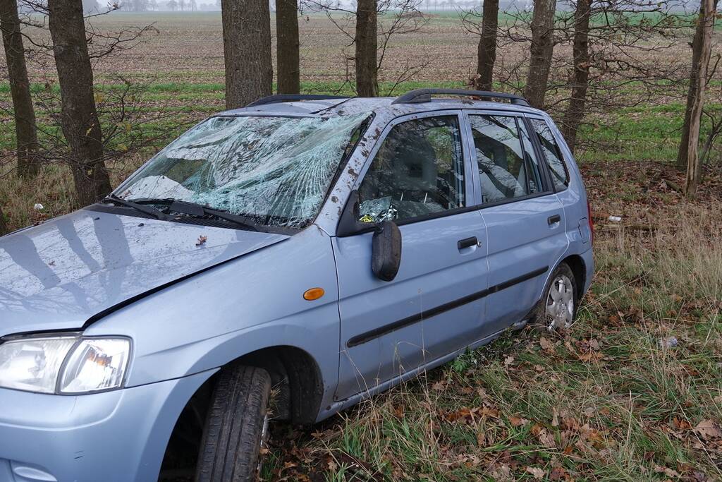 Automobilist verliest macht over het stuur en belandt in berm