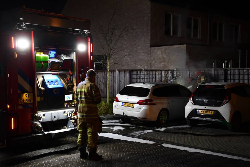 Veel rook bij brand in geparkeerde auto