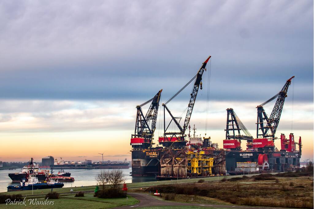 Diepwater-constructieschip Thialf arriveert op de Landtong