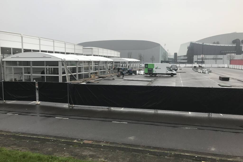 Parkeerterrein vliegveld omgebouwd tot GGD XL-teststraat