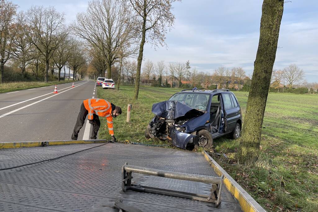 Auto botst frontaal op boom