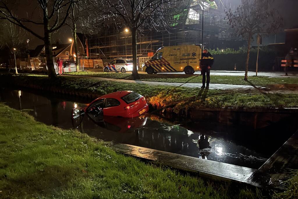 Auto rijdt water in, inzittenden gevlucht