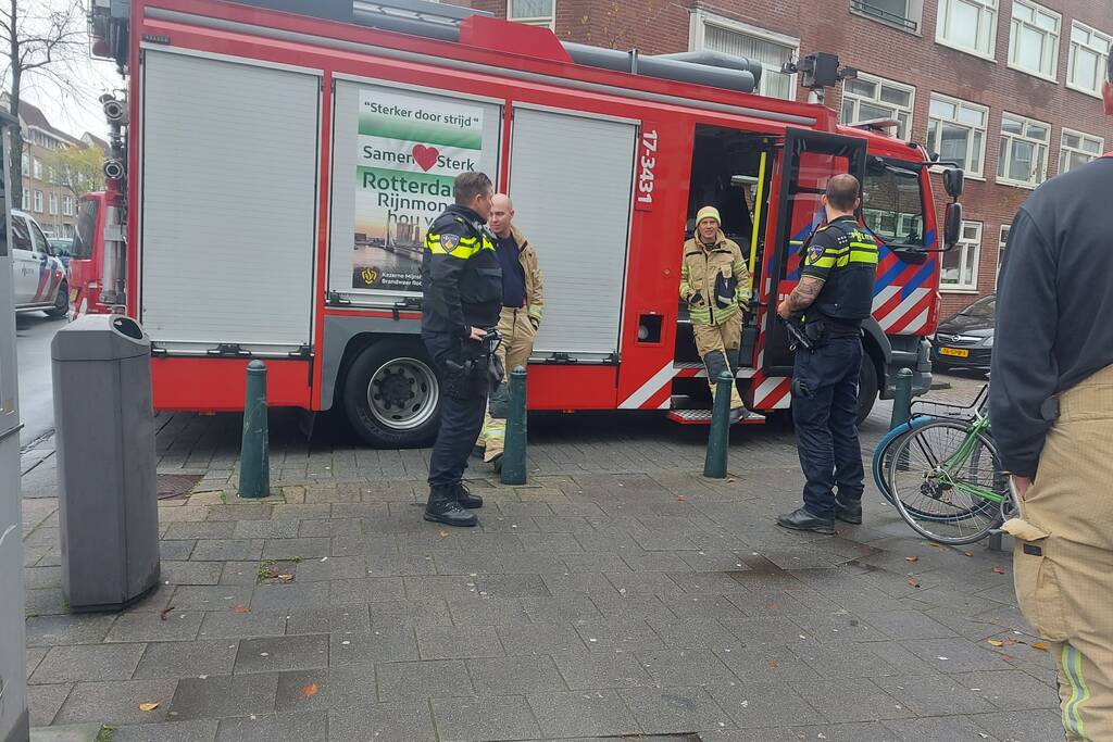 Brandweer doet metingen na gaslucht