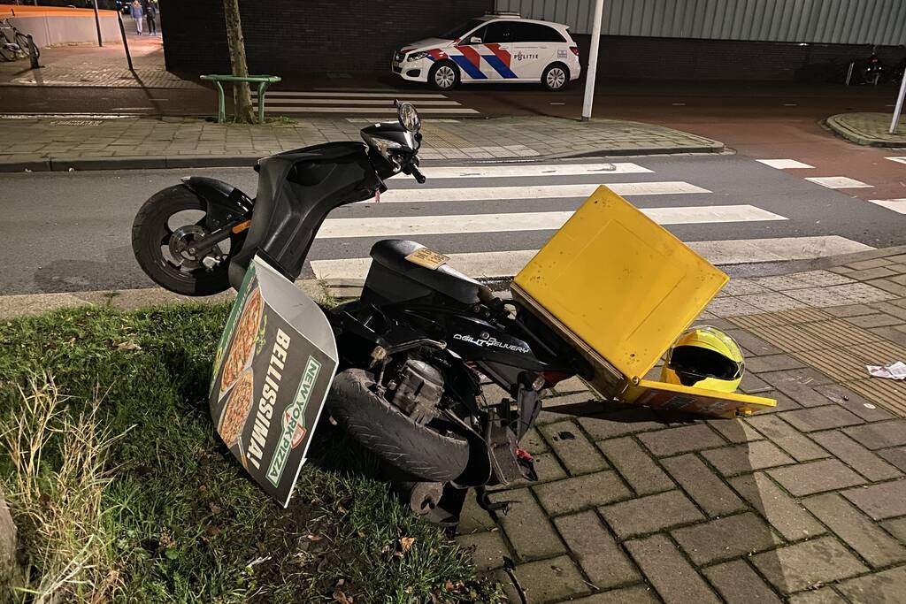 Schade na botsing tussen auto en bezorgscooter