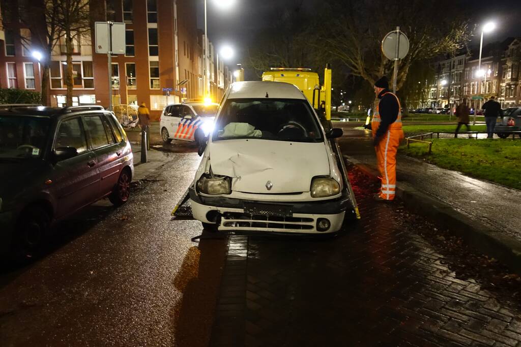 Automobilist klapt op geparkeerde bestelbus en vlucht