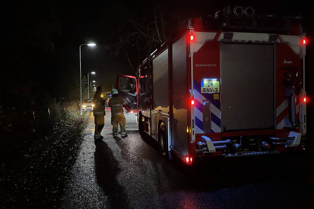 Bestuurder verliest macht over het stuur en rijdt in bosschage