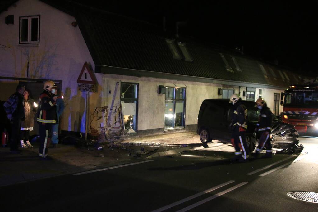 Automobilist knalt op huis